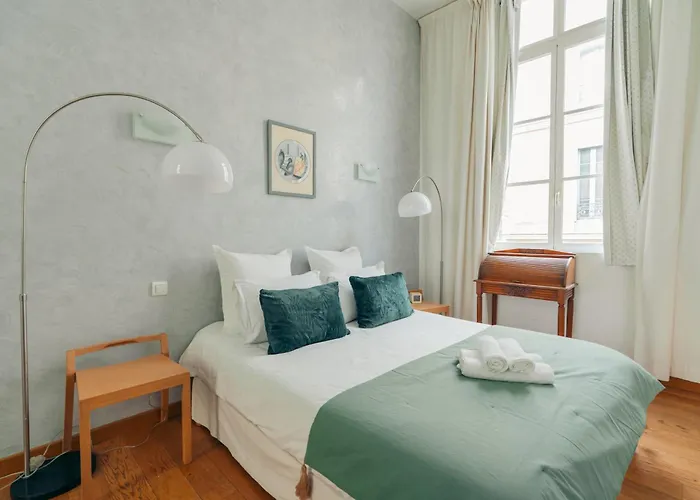 L'horloge De L'ecusson Nîmes