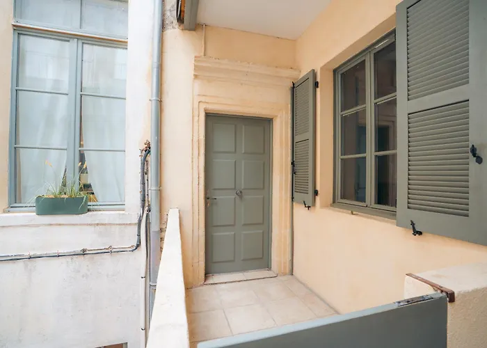 L'horloge De L'ecusson Nîmes